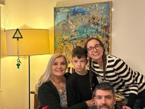 Derya Baykal Instagram - Ömer canım ;derin düşünen derin konuşan torunum tebrikler...👏❤️
Hep şanslı, mutlu,sağlıklı olmanı dilerim🙏🎂👏👏👏👏🎉🧿#ömercembaykal #8yaş
@mertbaykal @bernaparlak 👏👏👏👏👏❤️❤️