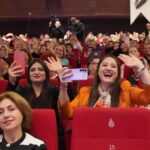 Derya Baykal Instagram - Bugün @ibb_kadin ın düzenlediği harika bir toplantı-etkinlik yaptık. Sn Dilek imamoğlu ile yazdığı kitabı #camışığıkesemez ,kadın olmak, annelik üzerine kıymetli bir sohbet gerçekleştirdik... Daha sonra birlikte kadınlar için hazırladığımız yaratıcı fikirleri paylaştık... Bugüne emek veren herkese çok teşekkür ediyorum ellerinize sağlık.🙏👏 @istanbulbuyuksehirbld @ibb_kadin @dk_imamoglu @trideacreative @nurbirgin