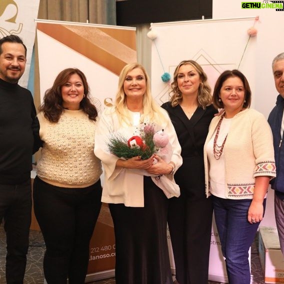 Derya Baykal Instagram - Sizin enerjiniz ve pozitif yaklaşımınız , sadece örgüye değil, aynı zamanda hayata bakışımıza da renk kattı. Yaptığınız her özverili dokunuş, paylaştığınız her bilgi ve deneyim kadınlarımızın yoluna bir ışık oldu . Sizinle geçirdiğimiz iki gün hepimiz için unutulmazdı💐 Teşekkürler, sevgili @deryabaykal sıcaklığınız ,samimiyetiniz, ilginiz , kısacası, Herşey için …❤️ . #ılgazörgükampı #ılgaz #örgü #kamp #deryabaykal #atölye #söyleşi #kadın #üretenkadınlar #kadınlarözeldir #organizasyon #byözlemöztepe