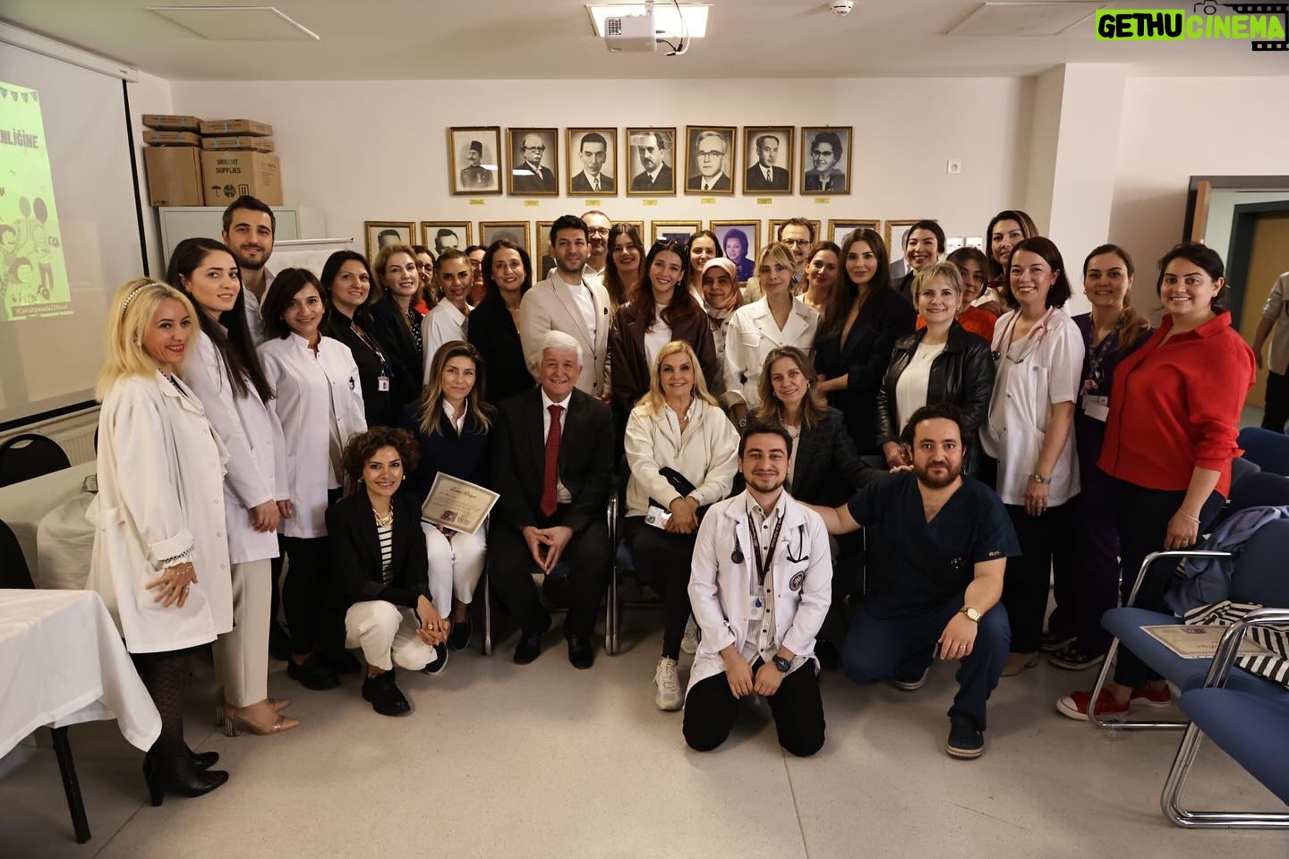 Derya Baykal Instagram - Kalplerimiz bugün Cerrahpaşa Hastanesi çocuk kliniğindeki minik dostlarımızla birlikte çarptı!💓 Yüzlerinizdeki gülümseme, gözlerinizdeki ışık daim olsun çocuklar☀️ 23 Nisan Ulusal Egemenlik ve Çocuk Bayramınız kutlu olsun! Cerrahpaşa Çocuk Sağlığı ve Hastalıkları Anabilim Dalı Başkanı Sayın Prof. Dr. Özgür Kasapçopur ve çocuk kliniğinde özveriyle çalışan doktor ve yardımcı ekibe sonsuz teşekkürlerimizle. @ozgurkasapcapur #cerrahpaşaçocukpolikliniği