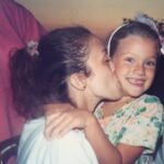 Derya Şensoy Instagram - Seni tanıdığım ilk günlerden beri, her şeyini taklit ettim. 3 yaşındaydım, Köhne Bizans Operası’nda oyuna hazırlanırken kuliste sen makyajını yaparken, ben de büyüyünce heykel olmak istiyordum. Annem ‘imparatoriçe’, babam ‘imparator’ oynarken; ben büyüyüp senin gibi kendimi beyaza boyayıp ‘heykel’ oynamak istiyordum. Aradan yıllar geçti, senin el yazına hayran kalıp, taklit etmeye çelışarak ben de ‘r’ harflerini büyük yazmaya başladım. PınaR yazan el yazını hep çok havalı buldum. Yaz tatillerinde Bodrum’da senin bize geldiğin günleri hep dört gözle bekledim. Büyüdüm seninle aynı sahneyi paylaştım. Büyüdüm seninle abla-kardeş, arkadaş oldum. Büyüdüm, ve her şeye rağmen mücadelene ve dik duruşuna hayran kaldım. Canım Pınar, seni çok seviyorum. “İnatla ve aşkla” sürdürdüğün mücadelende hep, gülüşün ve güzel kalbinle hatırlayacağım seni. @pinaralsanunsal ❤️