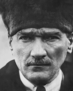 Derya Şensoy Instagram - Ulu Önder Mustafa Kemal Atatürk’ün kurduğu laik ve demokratik Türkiye Cumhuriyeti 100 yaşında! Açtığın yolda, gösterdiğin hedefe durmadan yürüyeceğiz atam! ❤️🇹🇷
29 Ekim Cumhuriyet Bayramı’mız kutlu olsun! #cumhuriyet100yaşında
