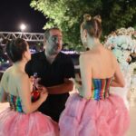 Derya Şensoy Instagram - Sonsuza Dek Nedime @netflixturkiye ‘de 🥳 İkinci fotoğrafta her şeye rağmen elimin kırılmamasına şaşkın mıyızdır? @mustafakotan @aslibekiro ❤️🫣😂 (İ love u Aslı ❤️❤️ @aslibekiro )