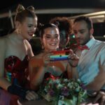 Derya Şensoy Instagram - Sonsuza Dek Nedime @netflixturkiye ‘de 🥳 İkinci fotoğrafta her şeye rağmen elimin kırılmamasına şaşkın mıyızdır? @mustafakotan @aslibekiro ❤️🫣😂 (İ love u Aslı ❤️❤️ @aslibekiro )