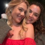 Derya Şensoy Instagram - Sonsuza Dek Nedime @netflixturkiye ‘de 🥳 İkinci fotoğrafta her şeye rağmen elimin kırılmamasına şaşkın mıyızdır? @mustafakotan @aslibekiro ❤️🫣😂 (İ love u Aslı ❤️❤️ @aslibekiro )