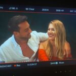 Derya Şensoy Instagram - Sonsuza Dek Nedime @netflixturkiye ‘de 🥳 İkinci fotoğrafta her şeye rağmen elimin kırılmamasına şaşkın mıyızdır? @mustafakotan @aslibekiro ❤️🫣😂 (İ love u Aslı ❤️❤️ @aslibekiro )