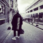 Derya Şensoy Instagram - Liva sokağın dili olsa konuşsa bir de ondan dinlesek bizim burdan geçişlerimizi 🪶 this is what memory lane looks like 🎩