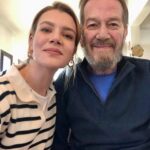 Derya Şensoy Instagram - 26 Şubat 2021, Feruş’la sana sürpriz yapıp Geriş’e gelmiştik. Doğum günün kutlu olsun baba. Seni çok özledim. Bütün adımlarımı ‘babam olsa böyle yapardı’ diyerek attım. Attığım her adımın arkasında, senin gibi durdum. Her geçen gün daha çok ‘babası kılıklı’ oldum. İçten içe bununla gurur duydum. Yoluma ışık olmaya devam et baba, seni çok seviyorum ❤️