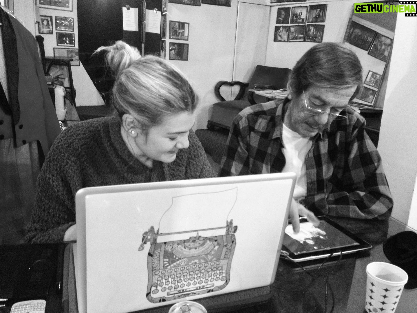 Derya Şensoy Instagram - Demin Feruş yolladı bu fotoğrafı baba, “Babam ve Daduş” yazmış.. Eve, sokaklara, İstikalal Caddesi’ne hatta koskocaman Taksim’e sığamadım. Koşaradım yürüdüm.. kimseye çaktırmadan ağladım, bazı insanlar çaktı.. Balo sokağa döndüm, istemsizce.. Tiyatromuzda temizlik vardı, yarın yine sahnen var… 3 oyun birden! İlker çıkmamış, son kontrolleri yapıyor. O kitleyecek bu akşam. Mustafa ve Ender demin çıkmış yakalayamadım. Erdinç Abi ve Işıldaklar biraz daha erken çıkmışlar, Erdinç Abi hepimizden önce gidiyor mezarlığa 31 Ağustos’larda. Seni çok özledik! Kalbimin en içindesin, her gün. Fuaye, salon, alt kulis çok sessiz sensiz her yer Ses Tiyatrosu’nda! Ama kulağımda hep çınlıyor sesin. Doğruyu ve yolumu hala hep kalbimdeki sesinle bulmaya devam ediyorum. Seni çok ama çok seviyorum babacım ❤️