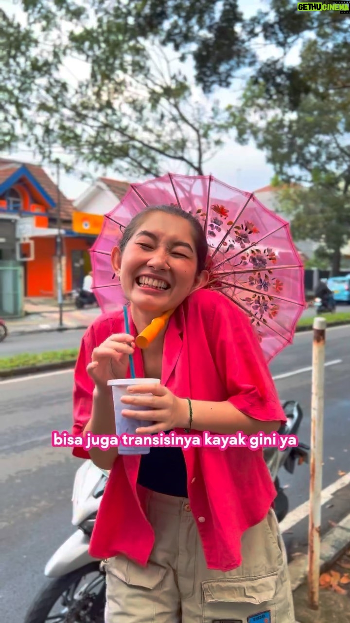 Devina Aureel Instagram - Thanks to transisi udah bikin konten aku jadi sempurna, disupport dengan wajah glowingku hasil karya @glowandlovely_id Multivitamin Facial Foam ✨ #ByeByeKusamHelloGlowing #GlowingGaKalengKaleng