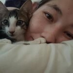 Devina Aureel Instagram – Menemukan harta karun🥲🫶🏼
Macican kecil tidurnya masih nyempil! Sekarang gengsiii la yauuuu. Harus dipaksa dan dikekang, baru bisa dipeluk paling erat sampe gigit-gigitan tapi aku tetep menang wkwkwkwwkwk ga bisa kemana-mana kamu akan kubahagiakan selamanya hayoloooooooooooo 🤪🤪🤪🤪🤪🤪