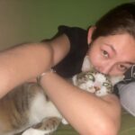 Devina Aureel Instagram – Menemukan harta karun🥲🫶🏼
Macican kecil tidurnya masih nyempil! Sekarang gengsiii la yauuuu. Harus dipaksa dan dikekang, baru bisa dipeluk paling erat sampe gigit-gigitan tapi aku tetep menang wkwkwkwwkwk ga bisa kemana-mana kamu akan kubahagiakan selamanya hayoloooooooooooo 🤪🤪🤪🤪🤪🤪