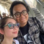 Devina Aureel Instagram – tanggal 15 kemarin tiba-tiba ketemu tutus terus nonton Pop Seblay dan diakhiri dengan ketemu anak kucing yang dikasih nama POLAY😌 karena nemunya pas lagi nonton konsernya pop seblay HAHAHAA💜💜 doain cepet sembuh sehat amin amin amin!!

tadinya captionnya mau kaya gitu tapi ternyata tadi siang polay meninggal… hehe sudah sembuh total deh nak❤️❤️ luka di kakinya sembuh, scabiesnya sembuh❤️❤️ nanti kenalan dan main sm sun, pacha, teri, dan clyde di surga ya nak. pasti seruu dan super luaaas disanaa ❤️❤️ denger-denger banyak cat tree juga tauuuuuuuuuuuuuuuuuuu