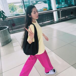 Devina Aureel Instagram - ada yg sibuk pake lotion tapi bukan aku