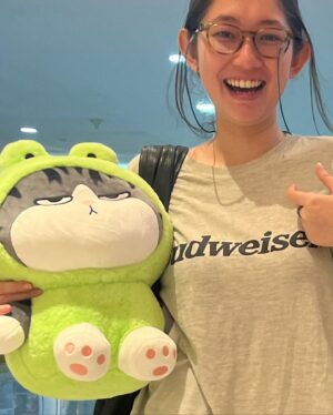 Devina Aureel Instagram - nemu boneka mirip macican pake hoodie kodok sungguh senangnya hatiku turun panas demamku kini aku bermain dengan riang