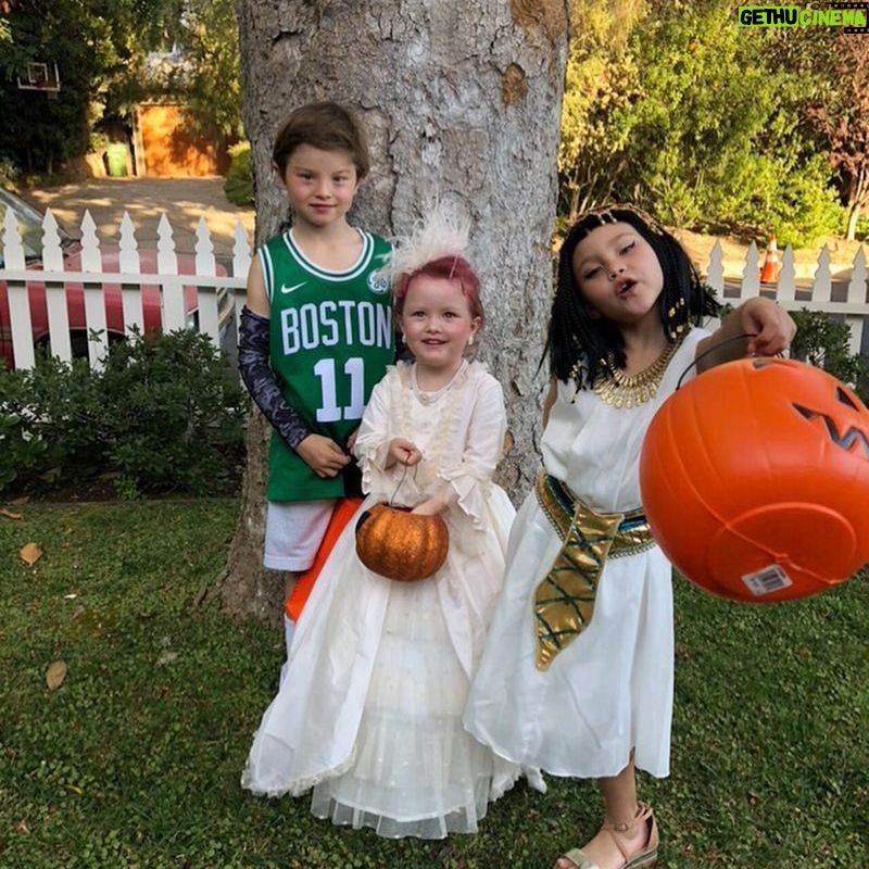 Devon Aoki Instagram - Kyrie, Marie, Cleo 🎃😘😜👻