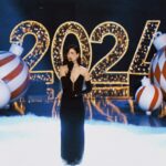 Devrim Özkan Instagram - Hoşçakal 2023..✨ Hoş gel 2024,hayallerimizle gel..🦢🤍 Herkese gönlünden geçen gibi yıl olması dileğiyle✨ Barış dolu,huzur dolu,sağlık dolu.. Herkese kucak dolusu sevgiler 🤍🎄 Bu fotoğraflar heyecandan kalp krizi geçirmeden 5 dakika önce😂 Bol detoneli dinlemeler 🥹😂❤️ Vee bu akşam O Ses Türkiye de birlikteyiz! @tv8 @osesturkiye Bu gece yanımda olan hazırlık ekibime çok teşekkür ederim ❤️ Elbise @nakishofficial Eldiven Sevcan Alkan @weare_thenoor Mücevher Karun Kıraç @karunjewellery Styling : Ceren Özyurt @cerenalist @cerenaliststyling Makyaj : Tuğba Babacan @bencetugba Saç : Harun Ateş @harunates001 Fotoğraf : @biemre