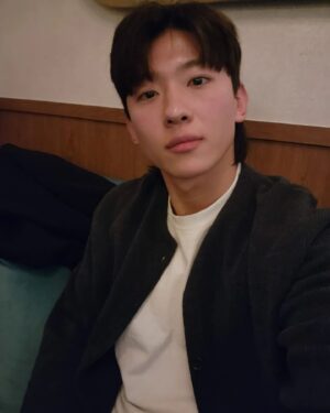 Dex Instagram - .
잘생긴 형님들이랑 한잔

 표정 다 다르거든여?! 😌