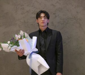 Dex Instagram - .
안녕하세요 덱스입니다.
먼저 수상에 앞서 저를 응원해 주시는 많은 분들께 감사하단 말씀을 먼저 올립니다.

어디서부터 운을 때야 할지 모르겠습니다.
제가 청룡 시리즈 어워즈라는 권위 있는 시상식에서 일생에 한 번뿐인 신인상을 받게 되리라곤 감히 생각해 본 적이 없습니다.

그럼에도 불구하고 상을 주심에 있어서
앞으로 더 열심히 하라는 말씀으로 
알아듣겠습니다.

너무 쟁쟁한 후보님들이 있었기에
제가 받을 거라는 기대를 해본 적이 없어서
수상소감을 잘 준비해 가지 못한 점
양해 부탁드립니다.

그럼에도 불구하고 뒤늦게나마 무대 위에서 다 못 전한 말씀을 드립니다.

항상 저의 기둥이 되어주고 든든한 버팀목이 되어주는 킥더허들 식구분들께 감사의 말씀 전합니다.

더불어 저희 팬분들에게 항상 외로운 싸움을 하게 해서 죄송하단 말씀과 그런 저를 이해해 주고 존중해 주셔서 감사하단 말씀 전하며

여러분이 있기에 제가 이 자리에 올라설 수 있었다는 점을 명확히 하고 싶습니다.

저는 상을 받기 전과 후로 나뉘고 싶지 않습니다.

지금까지 그래왔듯 
천천히 나아 가겠습니다.

감사합니다.
