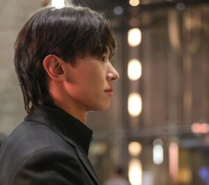 Dex Instagram - .
안녕하세요 덱스입니다.
먼저 수상에 앞서 저를 응원해 주시는 많은 분들께 감사하단 말씀을 먼저 올립니다.

어디서부터 운을 때야 할지 모르겠습니다.
제가 청룡 시리즈 어워즈라는 권위 있는 시상식에서 일생에 한 번뿐인 신인상을 받게 되리라곤 감히 생각해 본 적이 없습니다.

그럼에도 불구하고 상을 주심에 있어서
앞으로 더 열심히 하라는 말씀으로 
알아듣겠습니다.

너무 쟁쟁한 후보님들이 있었기에
제가 받을 거라는 기대를 해본 적이 없어서
수상소감을 잘 준비해 가지 못한 점
양해 부탁드립니다.

그럼에도 불구하고 뒤늦게나마 무대 위에서 다 못 전한 말씀을 드립니다.

항상 저의 기둥이 되어주고 든든한 버팀목이 되어주는 킥더허들 식구분들께 감사의 말씀 전합니다.

더불어 저희 팬분들에게 항상 외로운 싸움을 하게 해서 죄송하단 말씀과 그런 저를 이해해 주고 존중해 주셔서 감사하단 말씀 전하며

여러분이 있기에 제가 이 자리에 올라설 수 있었다는 점을 명확히 하고 싶습니다.

저는 상을 받기 전과 후로 나뉘고 싶지 않습니다.

지금까지 그래왔듯 
천천히 나아 가겠습니다.

감사합니다.