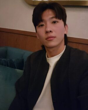 Dex Instagram - .
잘생긴 형님들이랑 한잔

 표정 다 다르거든여?! 😌