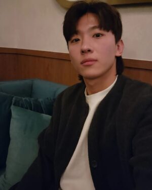 Dex Instagram - .
잘생긴 형님들이랑 한잔

 표정 다 다르거든여?! 😌