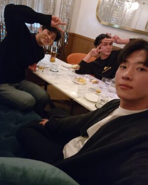 Dex Instagram - .
잘생긴 형님들이랑 한잔

 표정 다 다르거든여?! 😌