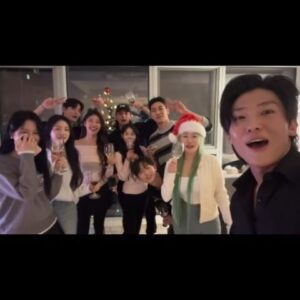 Dex Instagram - . 이들과 꾸준히 함께 할 수 있음에! MERRY CHRISTMAS 🎅 🎄