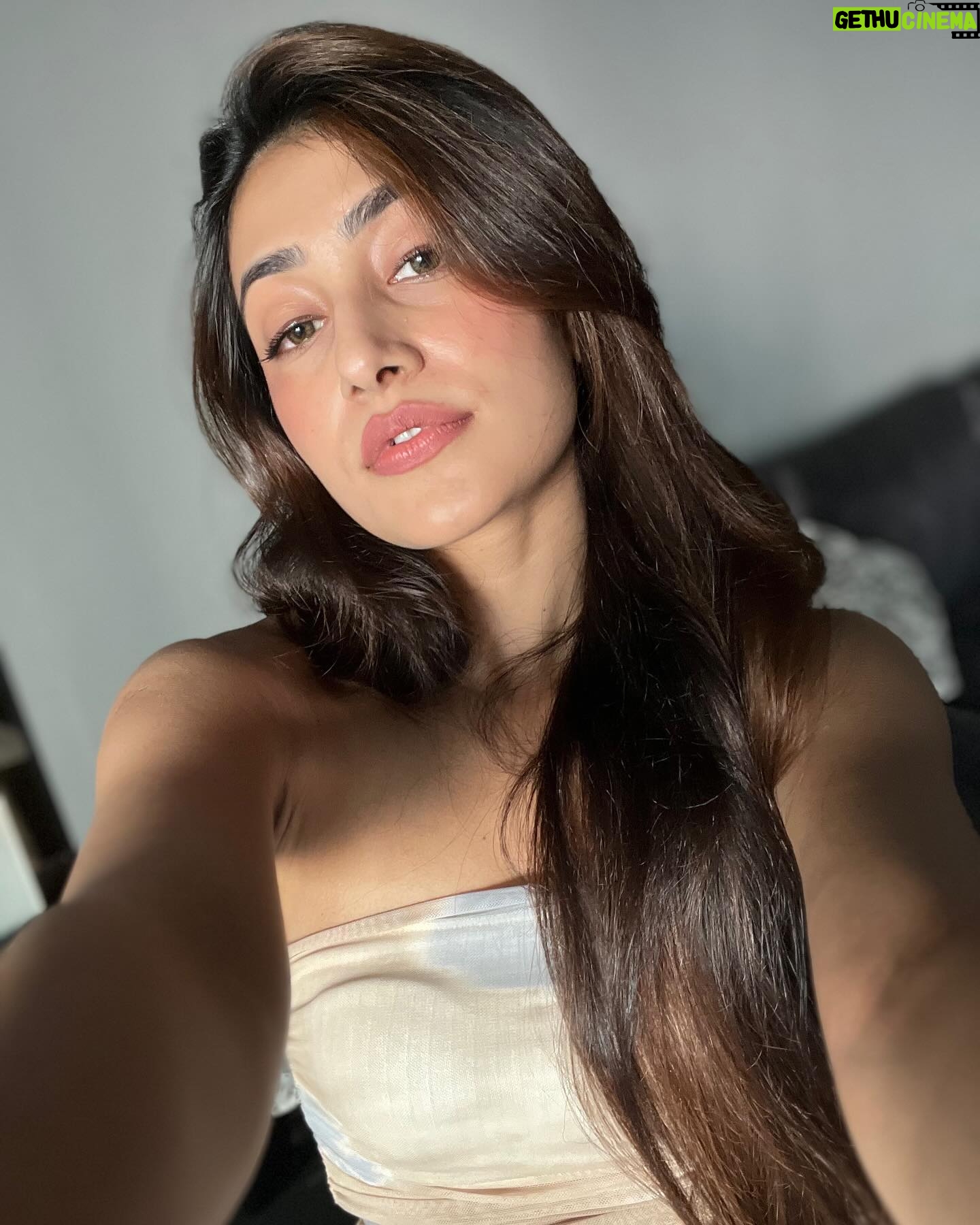 Dhanashree Verma Instagram - Kaafi achi selfies keechi meine 🥞 good skin, good food aur kabhi kabhi good selfies … aur Kya chahiye