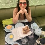 Dhivyadharshini Instagram - London and its food with my fav people #Throwback from February 2024❤️ #london @london.travelers @london @timeoutlondon