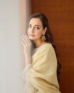 Dia Mirza Instagram - Sunshine Sunday ✨ Wore this meticulously handcrafted kurta by @tulsionline ❤️ The embroidery is so beautiful and rare to see these days. Keep investing in timeless handcraft Tulsi. It was an absolute joy wearing this garment. Styled by @theiatekchandaney Jewellery Courtesy @mayasanghavijewels Hair by @karanrai001 Make up by @kiran_chhetri92 Team @kaajee_rai Photos by @prateekswadesh Managed by @exceedentertainment @shruti8711 #mammaatwork #handcraftedinindia #vocalforlocal #sustainableclothing #globalgoals