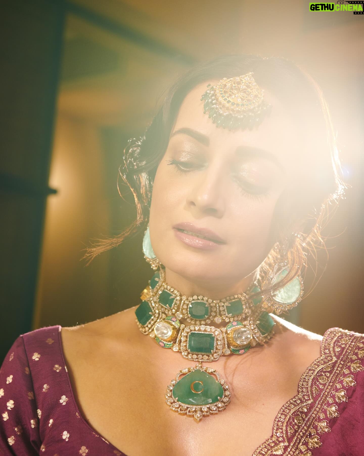 Dia Mirza Instagram - These pictures reflect the peace a team made possible 🕊️ Some days are tough. One can feel so overwhelmed by all that is happening in our world… but i showed up. So glad that i did on this day. Got to work with a bunch of talented, wonderful and kind women. The outcome of this show was work done by an all women team and two wonderful men who showed up and celebrated our work with such warmth and joy! Thank you @chaulazheritagejewellery @shraddhamishra8 @shruti8711 @dhruv_dixit_serenity @filmsbydanielj ❤️✨🐯
