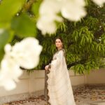 Dia Mirza Instagram - Inside / Outside 🐯🥭✨ Saree Courtesy - @priyalprakashhouseofdesign Jewellery Courtesy - @mayasanghavijewels Styled by @theiatekchandaney Hair by @vithikajaiswal Make Up by me Photos @shivamguptaphotography Managed by @exceedentertainment @shruti8711 #HandMadeInIndia #VocalForLocal #MadeInIndia