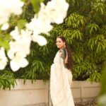 Dia Mirza Instagram - Inside / Outside 🐯🥭✨ Saree Courtesy - @priyalprakashhouseofdesign Jewellery Courtesy - @mayasanghavijewels Styled by @theiatekchandaney Hair by @vithikajaiswal Make Up by me Photos @shivamguptaphotography Managed by @exceedentertainment @shruti8711 #HandMadeInIndia #VocalForLocal #MadeInIndia