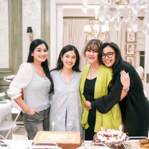 Dian Sastrowardoyo Instagram - Ya begini deh.. love you guys🩷