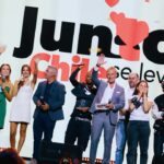 Diana Bolocco Instagram - Gracias a todos los artistas y colegas comunicadores que se hicieron parte de esta tremenda jornada llamada “Juntos, Chile Se Levanta” 🇨🇱🫶🏻❤️ Gracias a todo el equipo que hizo posible este evento, a las instituciones y a los canales de televisión que se dieron cita para ir en ayuda de todos los damnificados de la Quinta Región… Falta mucho aún por seguir ayudando y seguir dando contención a tantos que nos necesitan… Vamos Chile que se puede!!! 🇨🇱🇨🇱🇨🇱 @movidosxchile @techochile @hogardecristocl @anatelchile 🎥 @wehubcl