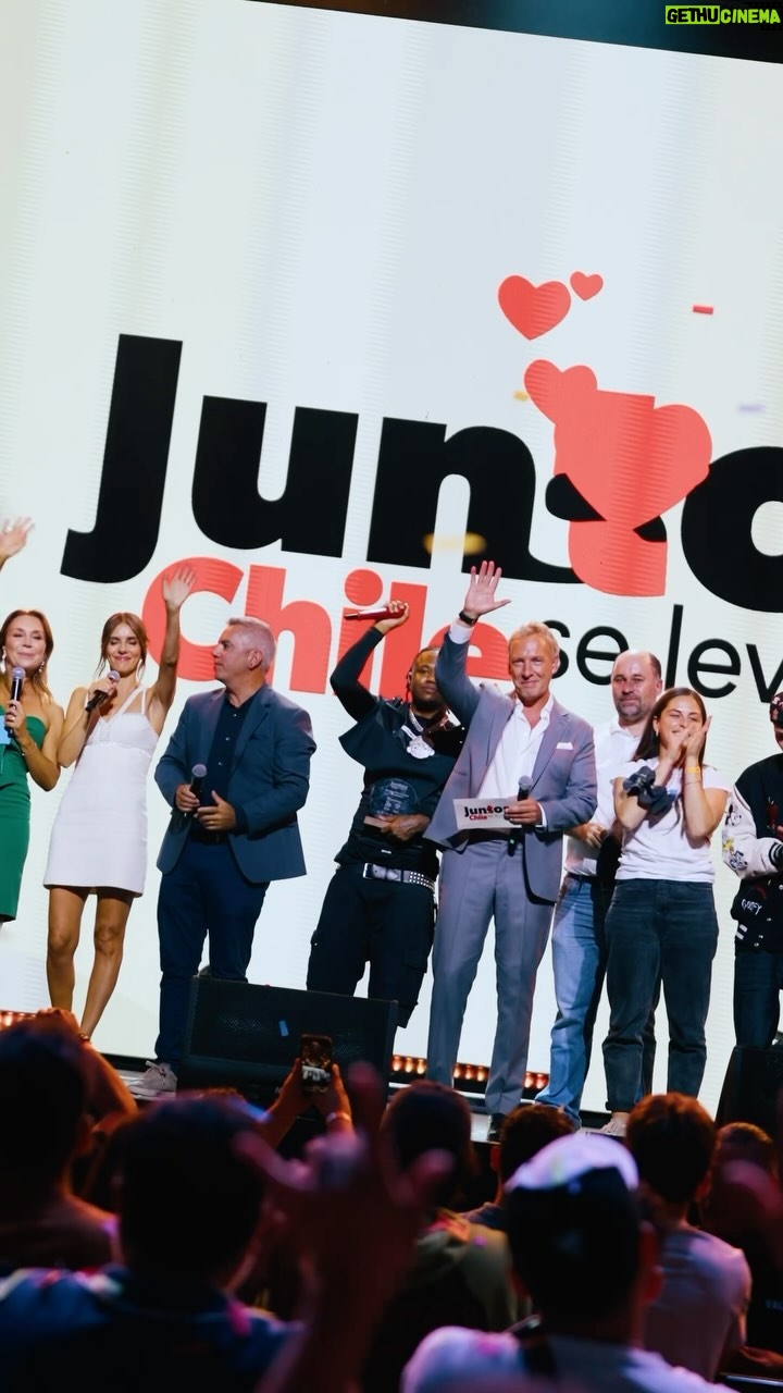 Diana Bolocco Instagram - Gracias a todos los artistas y colegas comunicadores que se hicieron parte de esta tremenda jornada llamada “Juntos, Chile Se Levanta” 🇨🇱🫶🏻❤️ Gracias a todo el equipo que hizo posible este evento, a las instituciones y a los canales de televisión que se dieron cita para ir en ayuda de todos los damnificados de la Quinta Región… Falta mucho aún por seguir ayudando y seguir dando contención a tantos que nos necesitan… Vamos Chile que se puede!!! 🇨🇱🇨🇱🇨🇱 @movidosxchile @techochile @hogardecristocl @anatelchile 🎥 @wehubcl