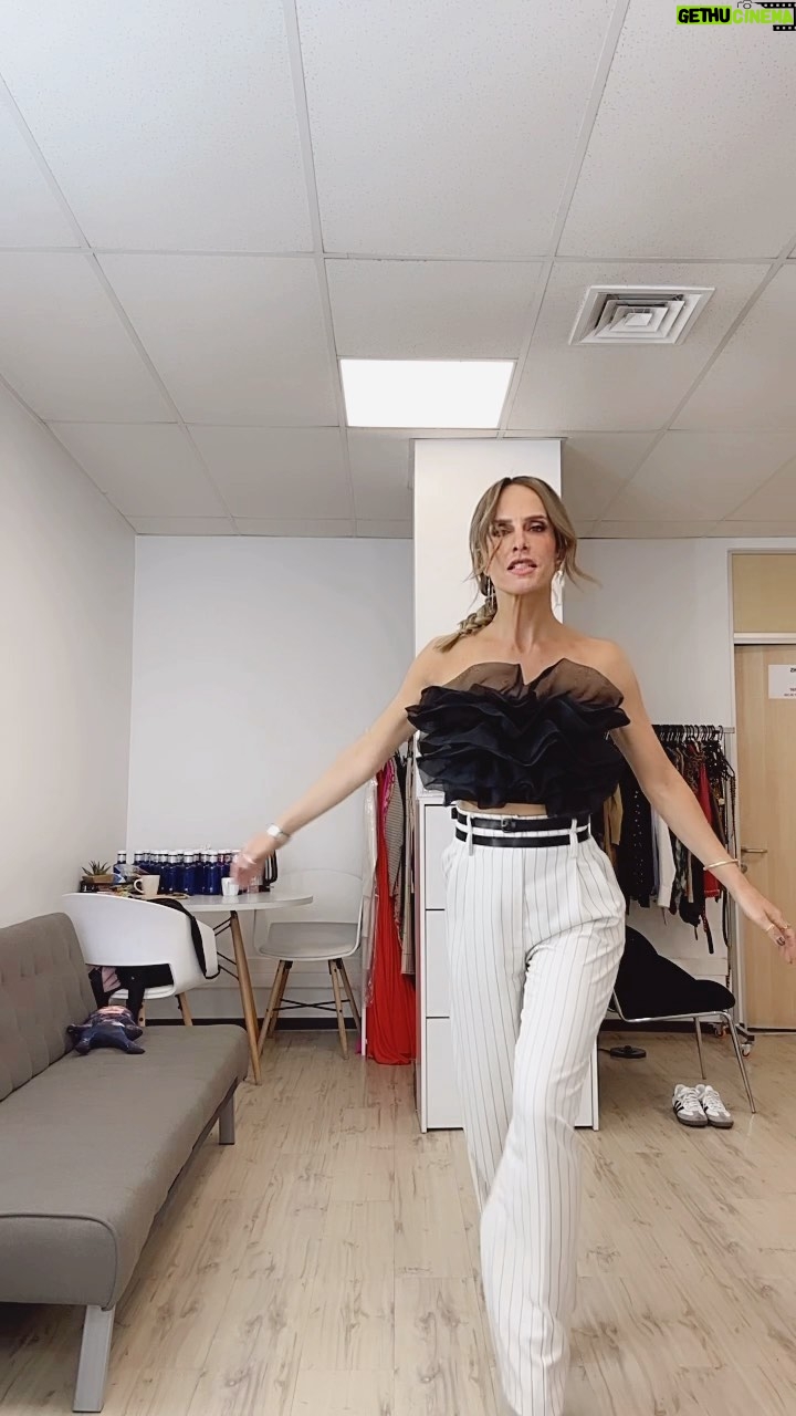 Diana Bolocco Instagram - Ice ice baby…. @granhermanocl #granhermano #granhermanochv Pantalón @espaciomagmacl Maquillaje @paularoldan_makeup Pelo @danifeerstyle Styling @xsecall2 @camiasteteg Vestuario @marinaramg