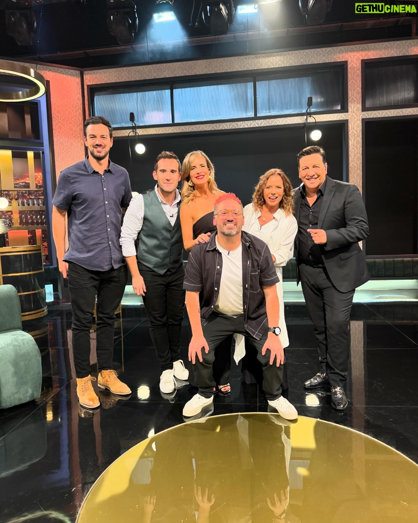 Diana Bolocco Instagram - Lo pasé muy bien anoche en PH promocionando el estreno de Got Talent Chile. Gracias a todo el equipo! @jcrodriguezoriginal @katysalosny @tomasvodanovic @flaitechileno @jaimefigueroabaez Top y pantalón: Marquis en @ripleychile Maquillaje @paularoldan_makeup Pelo @danifeerstyle