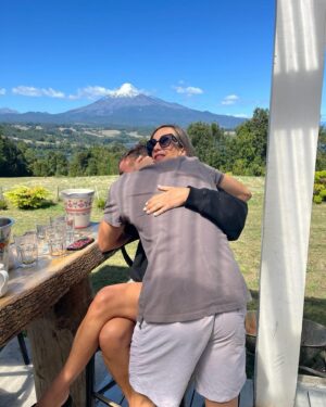 Diana Bolocco Instagram - La verdad es que esta secuencia de fotos merece quedar fija en mi feed. Puro amor en Puerto a Octay con mi Dieguito. ❤️❤️❤️❤️

Acierto fotógrafico de @sergioariasmarchant