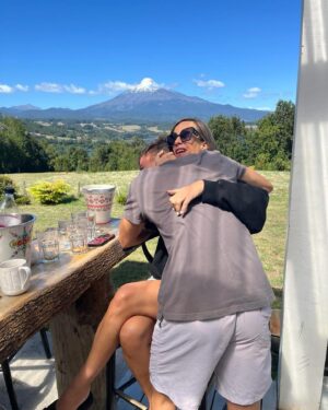 Diana Bolocco Instagram - La verdad es que esta secuencia de fotos merece quedar fija en mi feed. Puro amor en Puerto a Octay con mi Dieguito. ❤️❤️❤️❤️

Acierto fotógrafico de @sergioariasmarchant