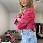 Diana Bolocco Instagram - Seguimos con las transformaciones. Nos vemos más ratito en un nuevo capítulo de Gran Hermano! @granhermanocl #granhermanochv Aros @franciscaferrari_ Styling @xsecall2 Chaqueta @gladysgavilann Maquillaje @paularoldan_makeup Pelo @danifeerstyle Vestuario @marinaramg