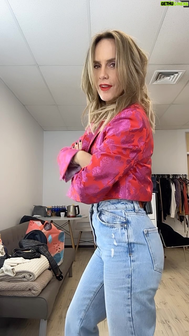 Diana Bolocco Instagram - Seguimos con las transformaciones. Nos vemos más ratito en un nuevo capítulo de Gran Hermano! @granhermanocl #granhermanochv Aros @franciscaferrari_ Styling @xsecall2 Chaqueta @gladysgavilann Maquillaje @paularoldan_makeup Pelo @danifeerstyle Vestuario @marinaramg
