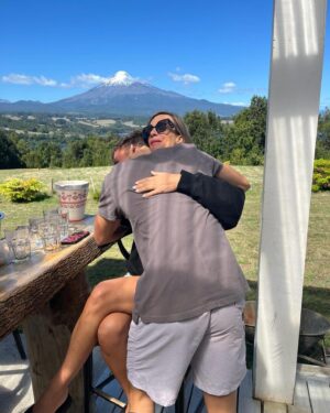 Diana Bolocco Instagram - La verdad es que esta secuencia de fotos merece quedar fija en mi feed. Puro amor en Puerto a Octay con mi Dieguito. ❤️❤️❤️❤️

Acierto fotógrafico de @sergioariasmarchant