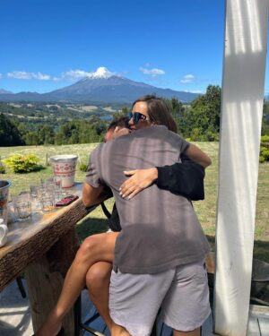 Diana Bolocco Instagram - La verdad es que esta secuencia de fotos merece quedar fija en mi feed. Puro amor en Puerto a Octay con mi Dieguito. ❤️❤️❤️❤️

Acierto fotógrafico de @sergioariasmarchant