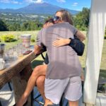 Diana Bolocco Instagram - La verdad es que esta secuencia de fotos merece quedar fija en mi feed. Puro amor en Puerto a Octay con mi Dieguito. ❤️❤️❤️❤️ Acierto fotógrafico de @sergioariasmarchant