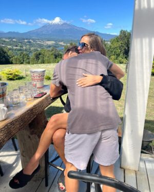 Diana Bolocco Instagram - La verdad es que esta secuencia de fotos merece quedar fija en mi feed. Puro amor en Puerto a Octay con mi Dieguito. ❤️❤️❤️❤️

Acierto fotógrafico de @sergioariasmarchant