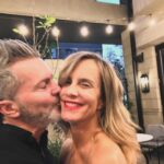 Diana Bolocco Instagram - Después de muchos años pudimos al fin salir a celebrar el día de San Valentín. Casi nunca podemos por nuestros trabajos, pero qué importa??!!!! Soy feliz los 365 días del año a tu lado. Soy feliz contigo incluso esos días en que estamos enojados, o cansados, o consumidos por la rutina y los compromisos de todo tipo. Te amo siempre, aunque no te lo diga, aunque no alcance a verte en un día completo por culpa de nuestros horarios, aunque sólo te mande un mensaje por algo cotidiano. Y sabes qué? Yo también me siento ultra amada por tí @crissancheztv. Feliz día mi amor!!!!! Ah! Y por supuesto…. Feliz día del amor y la amistad a todos los miembros de esta maravillosa comunidad virtual. Ya está. En este preciso momento dejo el teléfono de lado para seguir celebrando 😜😈❤️