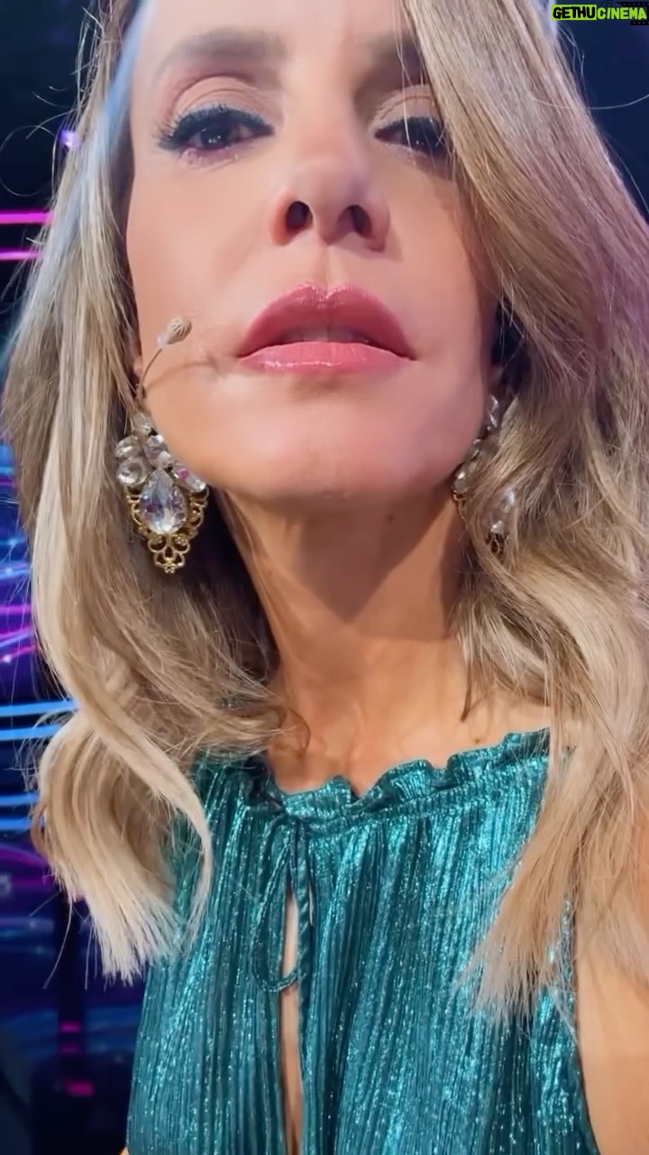Diana Bolocco Instagram - Música romántica para estos últimos capítulos. Ya no queda nada!!! Hoy, una noticia para comenzar el capítulo. Además Jorge nos visita en el estudio. No se lo pueden perder!!! Los espero!!! @granhermanocl #granhermanochv Aros @lenna_cl Styling @xsecall2 Vestuario @marinaramg Maquillaje @paularoldan_makeup Pelo @danifeerstyle
