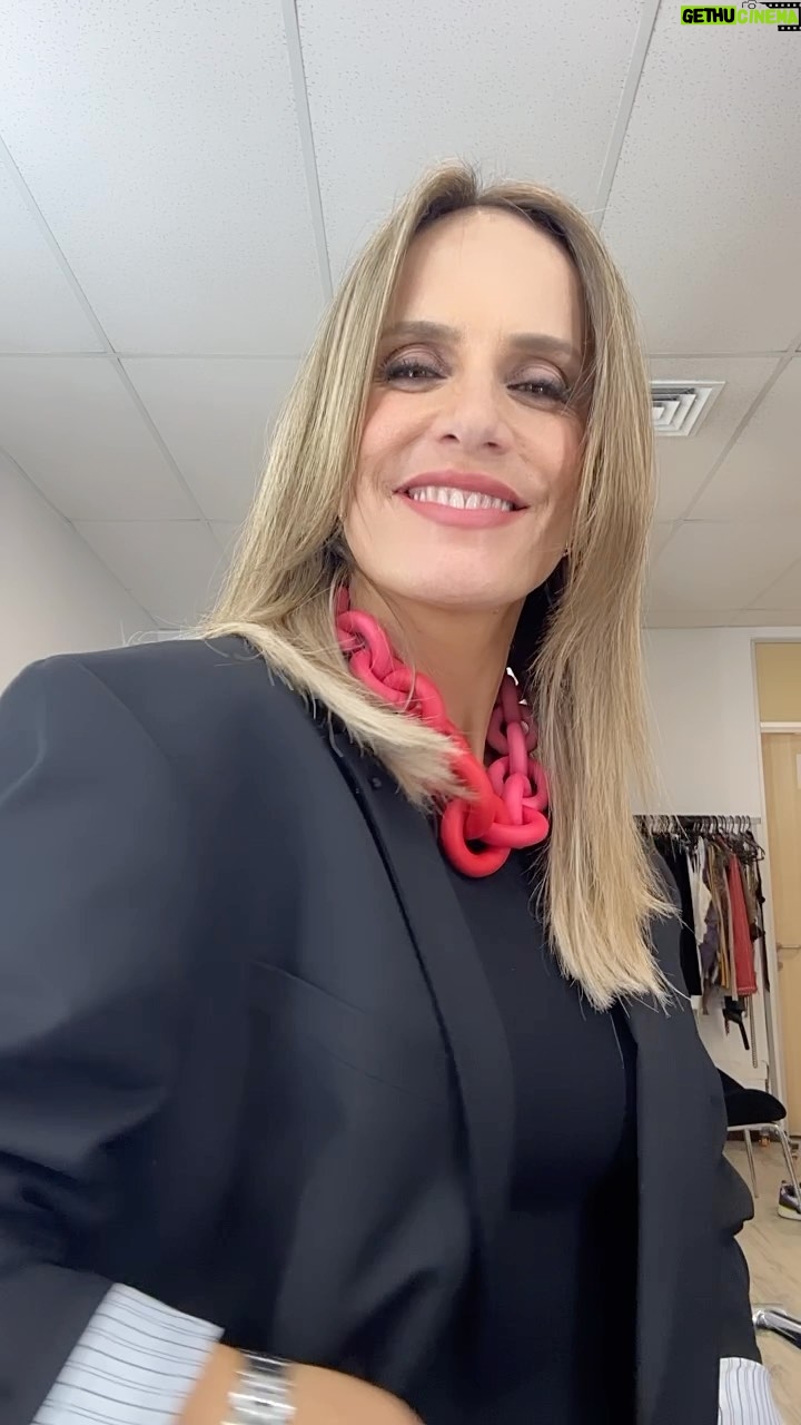 Diana Bolocco Instagram - Ya estamos al aire! Hoy! Noche de Nominación! Una placa crucial la de esta semana. @granhermanocl #granhermanochv Collar @virginiademariaoficial Glam: @paularoldan_makeup @danifeerstyle @xsecall2 @marinaramg